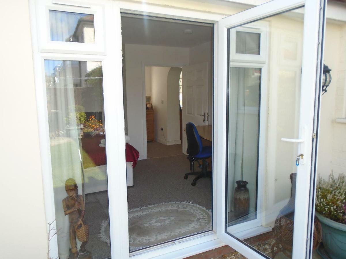 Tea In Liverpool - Private - Quiet - Ground Floor - En-Suite - Walk-In-Shower Exterior foto