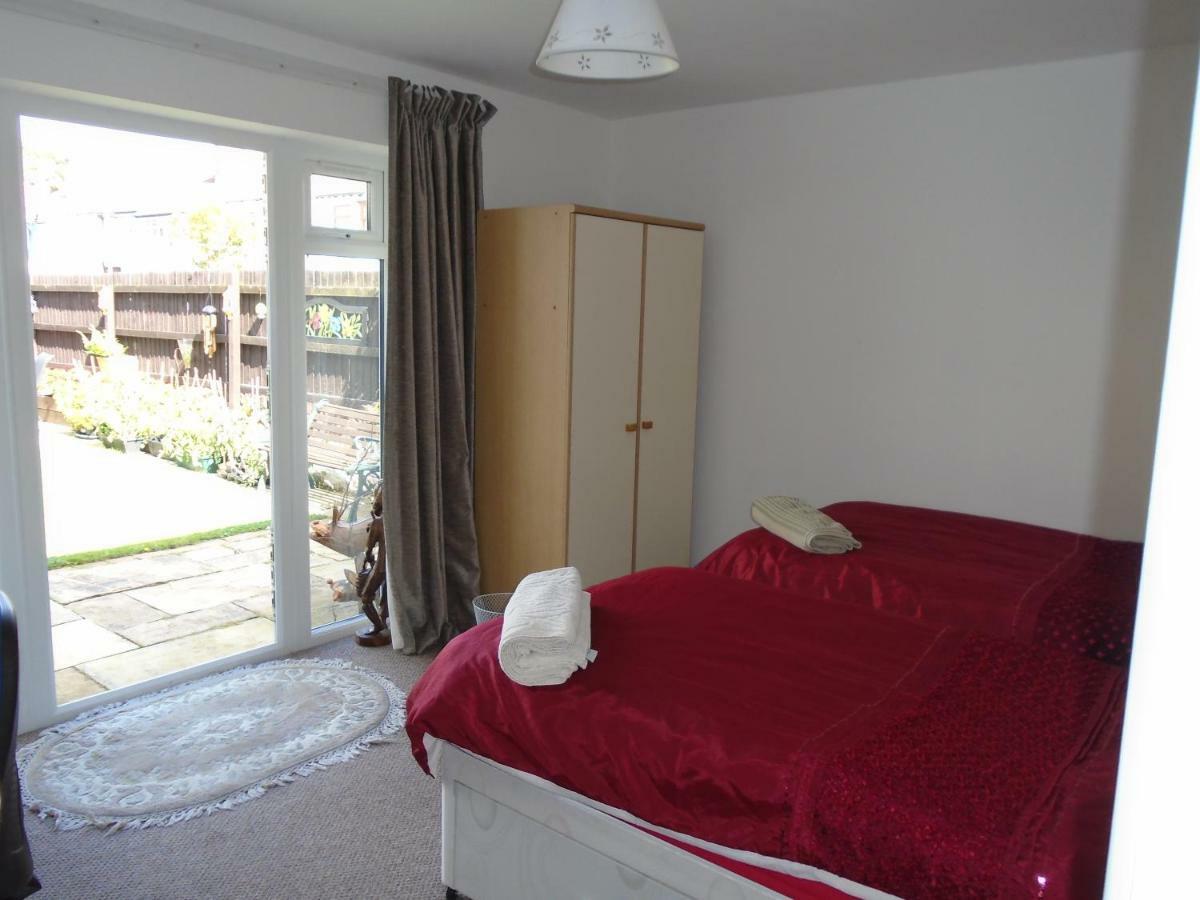 Tea In Liverpool - Private - Quiet - Ground Floor - En-Suite - Walk-In-Shower Exterior foto