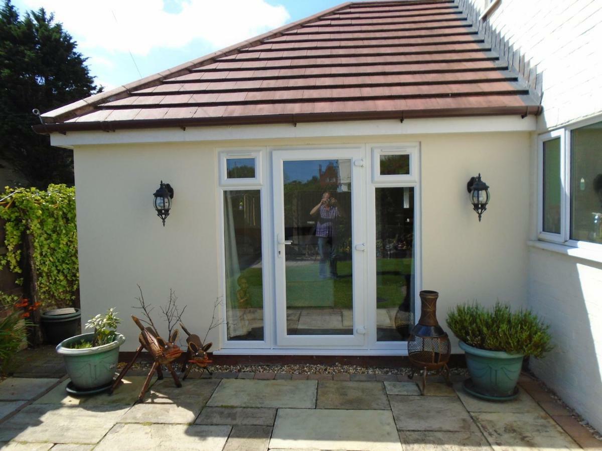 Tea In Liverpool - Private - Quiet - Ground Floor - En-Suite - Walk-In-Shower Exterior foto
