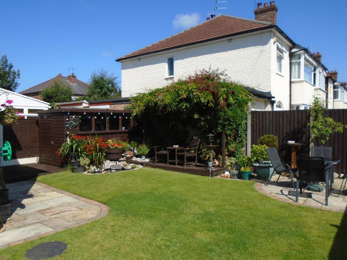 Tea In Liverpool - Private - Quiet - Ground Floor - En-Suite - Walk-In-Shower Exterior foto